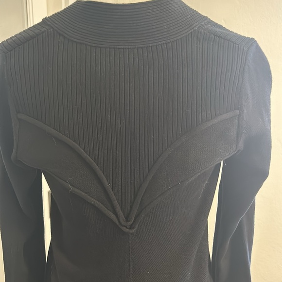 Stunning and classic cardigan sweater with ornamental brass buttons - Picture 7 of 8